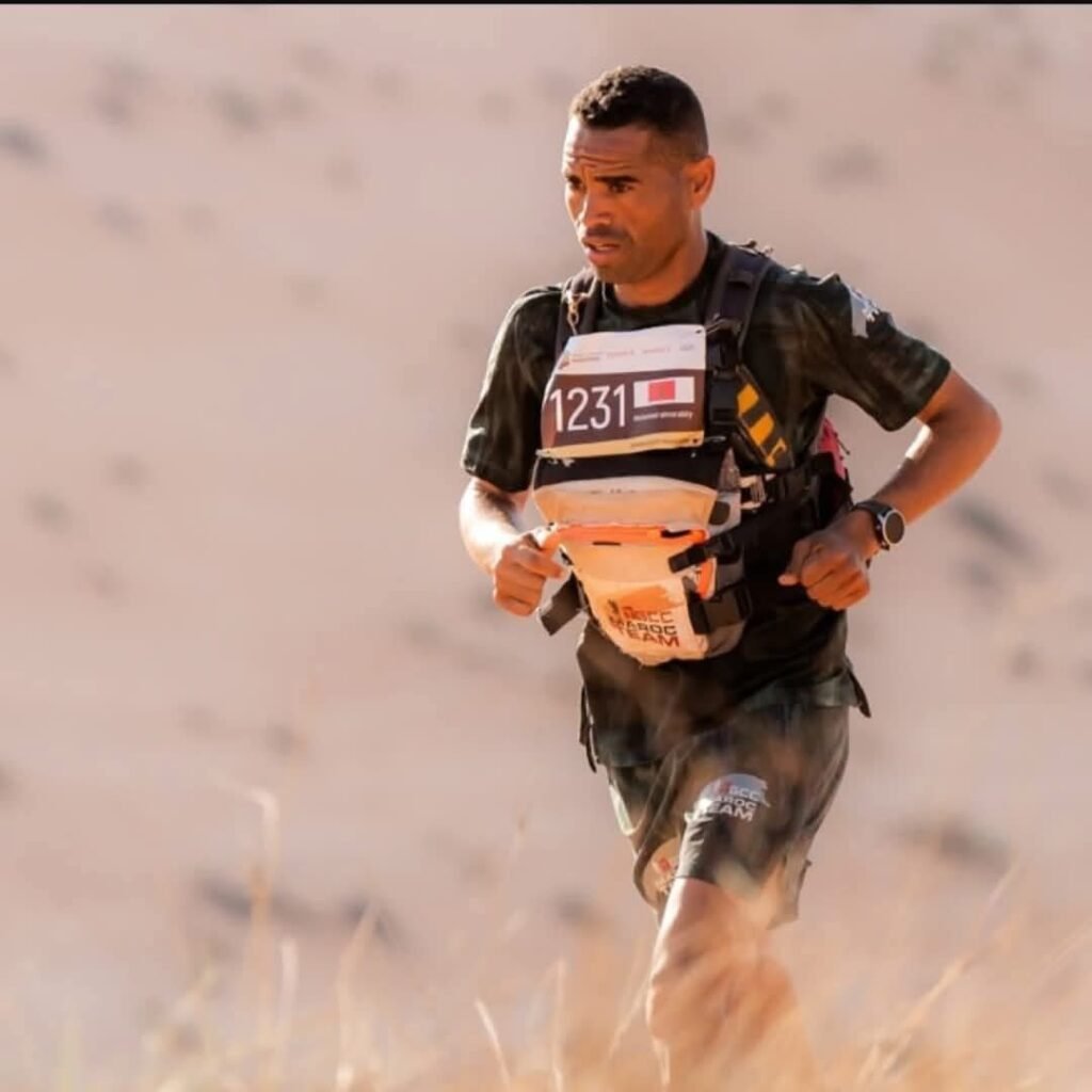 المنحدر من زاكورة محمد المرابطي يتألق في صحراء عُمان ويعزز صدارته لماراثون عُمان الصحراوي