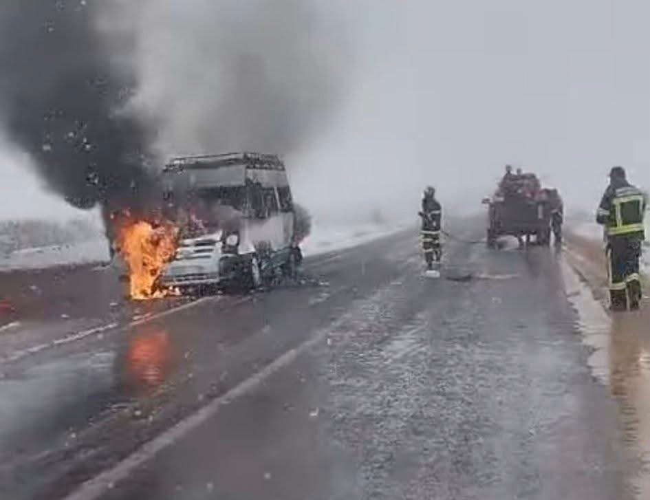 حافلة فريق كرة القدم تتحول إلى رماد والركاب ينجون بأعجوبة على الطريق بين تزناخت وورزازات