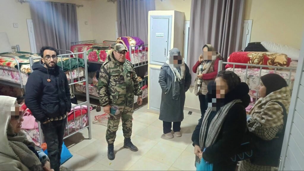 السلطات المحلية والمجتمع المدني بميدلت يتعاونان لإيواء أزيد من 200 مسافر عالق في زايدة بسبب الثلوج