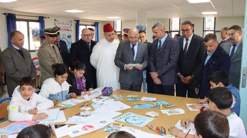 عامل إقليم تنغير يترأس احتفال ثانوية المجد باليوم الوطني للسلامة الطرقية ويوزع خوذات واقية على التلاميذ